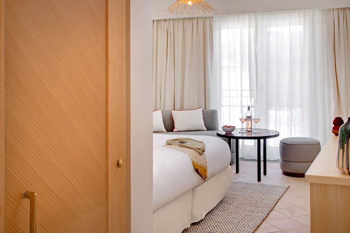 1 bedroom, premium bedding, minibar, in-room safe