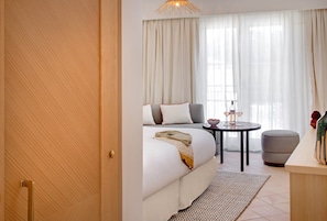 Hochwertige Bettwaren, Minibar, Zimmersafe, individuell dekoriert