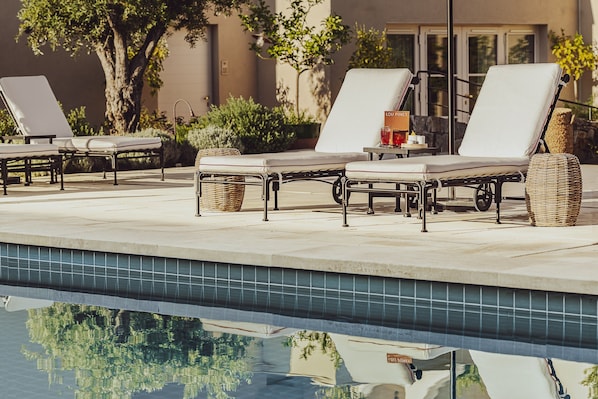 Piscine extérieure, parasols de plage, chaises longues