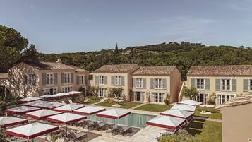 Außenpool, geöffnet von 08:00 Uhr bis 20:00 Uhr, Sonnenschirme