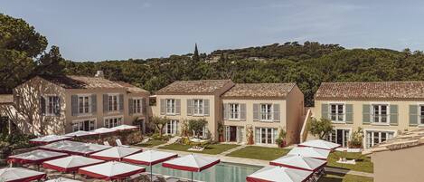 Außenpool, geöffnet von 08:00 Uhr bis 20:00 Uhr, Sonnenschirme