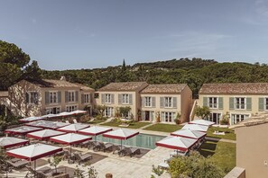 Piscine extérieure, parasols de plage, chaises longues