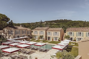 Piscine extérieure, parasols de plage, chaises longues