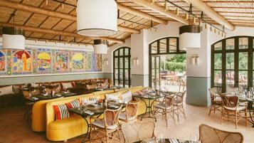 2 restaurants; lunch and dinner served