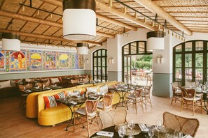 2 restaurants; lunch and dinner served