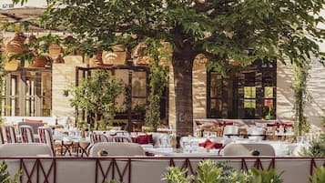 2 restaurants, lunch served