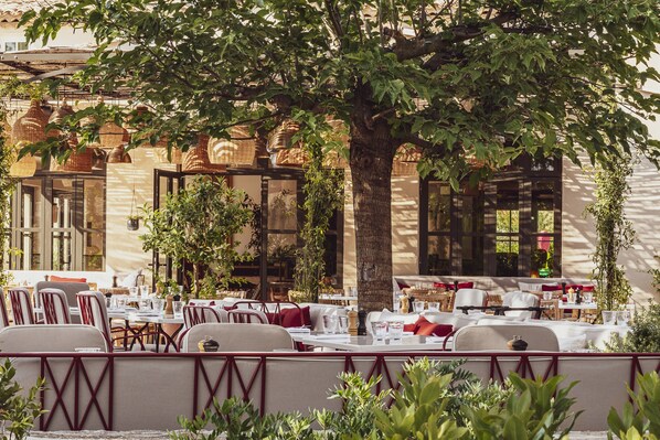 2 restaurantes; se sirven comidas 