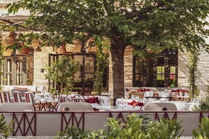 2 restaurantes, é servido almoço