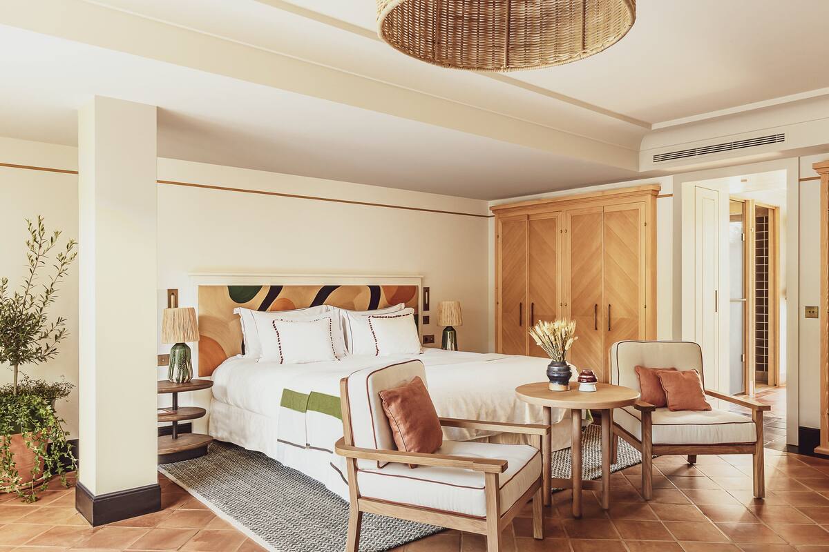 Suíte júnior | Roupas de cama premium, frigobar, cofres nos quartos, escrivaninha