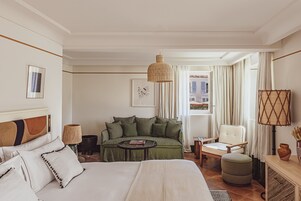 Roupas de cama premium, frigobar, cofres nos quartos
