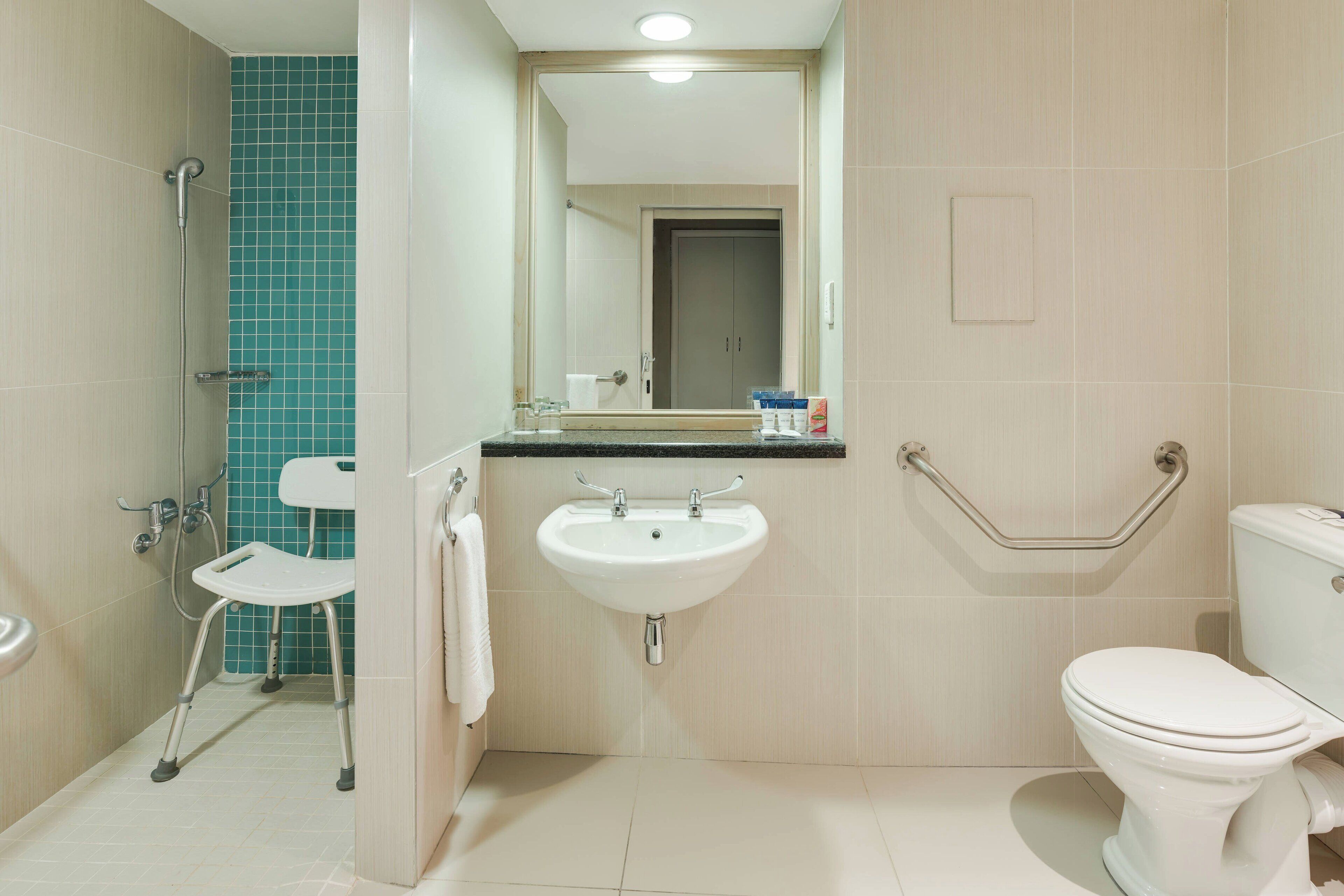 Une salle de bain équipée d’un lavabo, de toilettes et d’un espace douche.