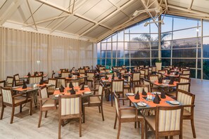 Frühstück, Mittagessen, Abendessen, Blick auf den Pool 