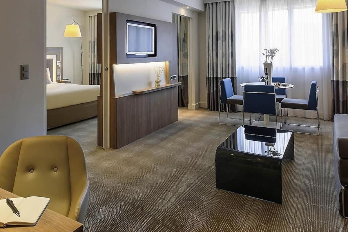 Suite, 1 kingsize-seng med sovesofa | Sengetøy av topp kvalitet, safe på rommet og skrivebord