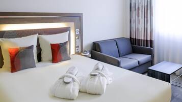 Kamar Eksekutif, 1 Tempat Tidur Double dengan tempat tidur Sofa | Seprai premium, brankas, meja kerja, dan ruang kerja ramah laptop