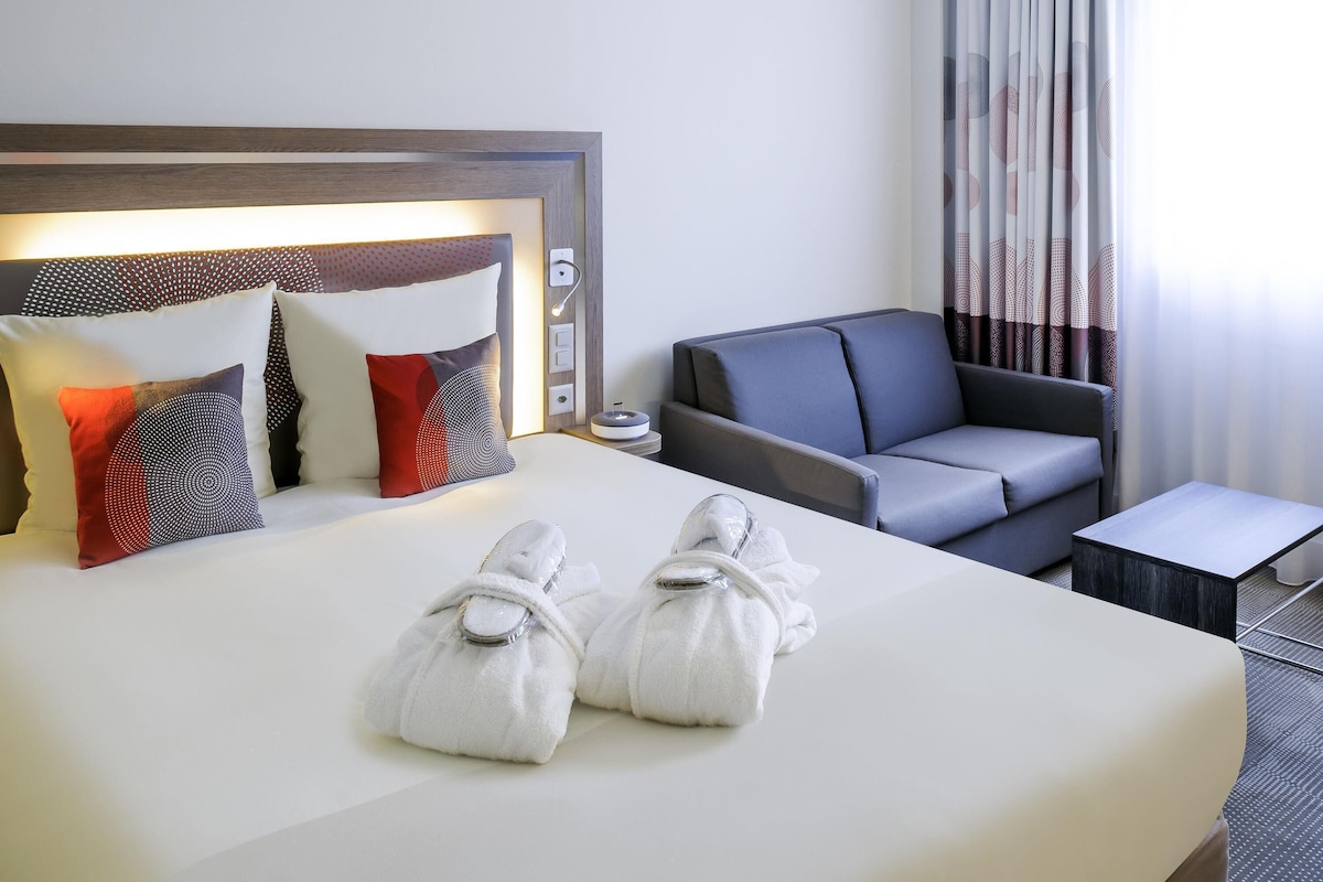 Premium bedding, in-room safe, desk, laptop workspace