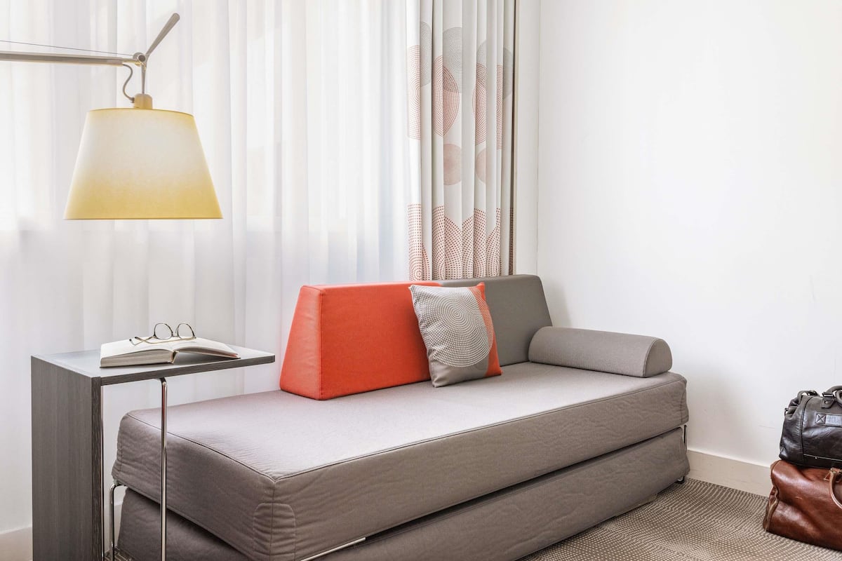 Habitación superior, 1 cama Queen size, con acceso para personas discapacitadas, para no fumadores | Ropa de cama de alta calidad y caja de seguridad en la habitación