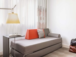 Ropa de cama de alta calidad y caja de seguridad en la habitación 