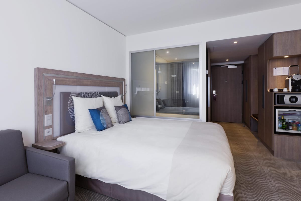 Chambre Supérieure, 1 trÚs grand lit, accessible aux personnes à mobilité réduite | Literie de qualité supérieure, coffres-forts dans les chambres, bureau