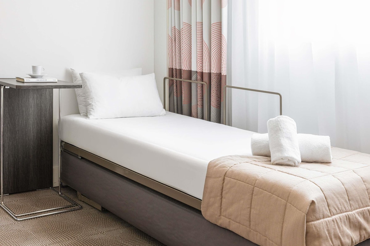 Superior Room, 1 Queen Bed, Accessible, Non Smoking | Premium bedding, in-room safe, desk, laptop workspace