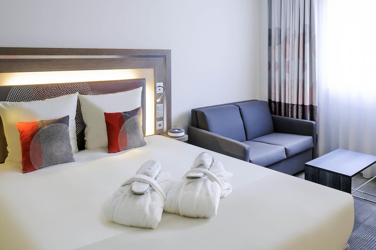 Ylelliset vuodevaatteet, tallelokero huoneessa, työpöytä