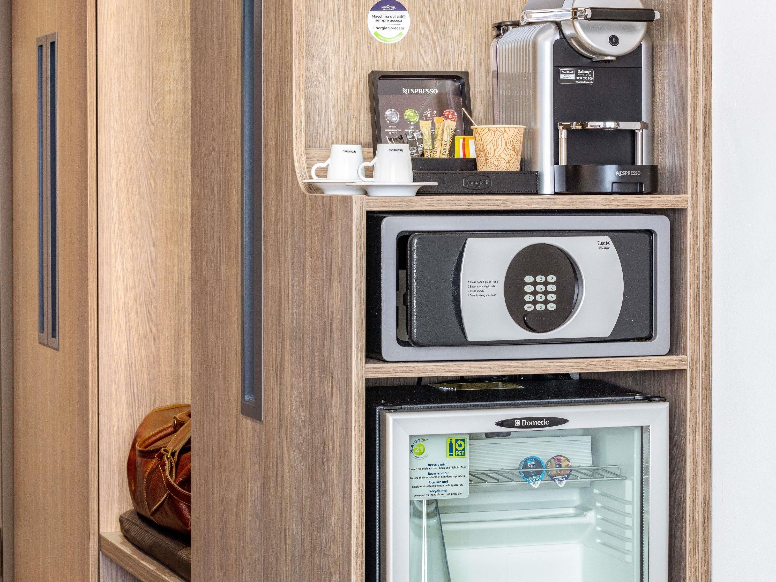 Un mini-bar comprenant une machine à café, un four à micro-ondes et un réfrigérateur.