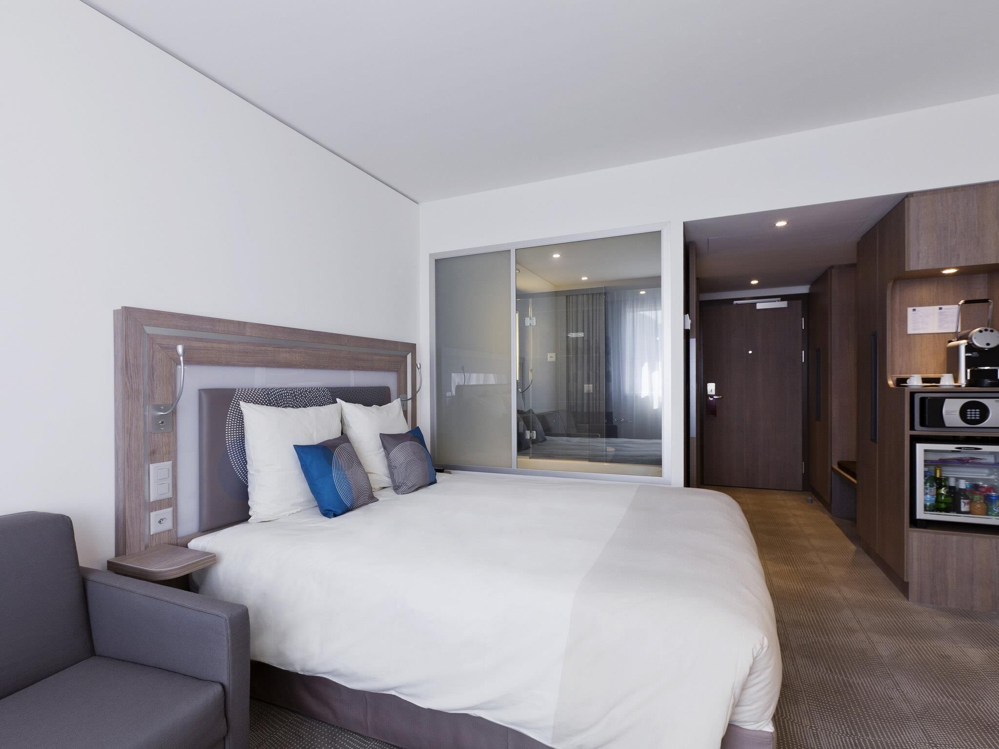 Chambre supérieure, 1 très grand lit, accessible aux personnes à mobilité réduite | Literie de qualité, coffre-fort pour ordinateur portable, bureau