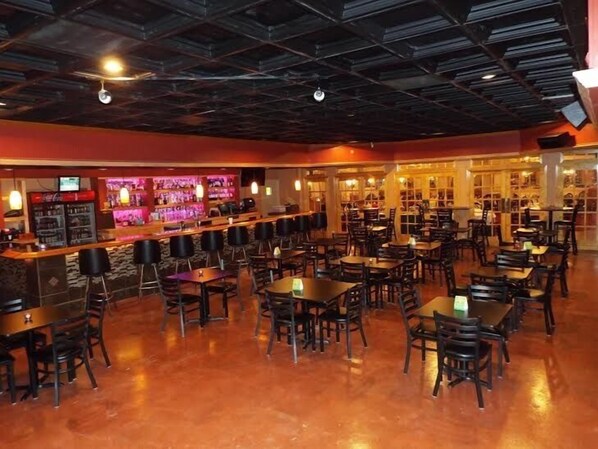 Lounge - Ramada Morgantown Hotel and Conference Center (Morgantown)