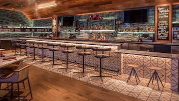 2 restaurants; breakfast and dinner served