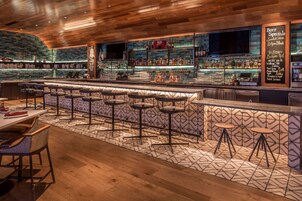 2 restaurants; breakfast and dinner served
