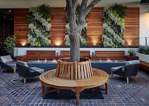 2 restaurantes, se sirve desayuno