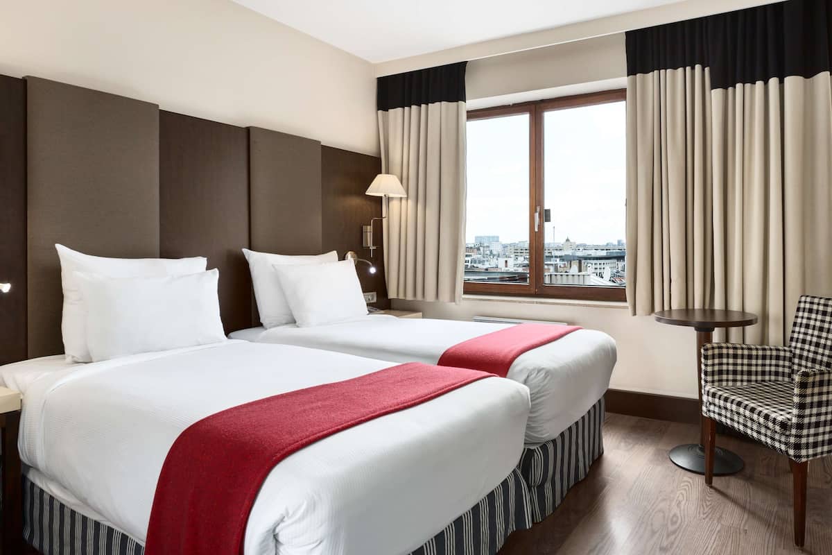 Superior Room | Peti besi dalam bilik, meja, kalis bunyi, katil bayi/kot (percuma)