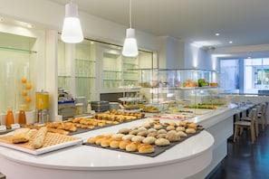 Tägliches Frühstücksbuffet gegen Gebühr