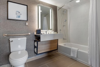 Combined shower/tub, eco-friendly toiletries, hair dryer, towels at Sheraton Suites Old Town Alexandria
