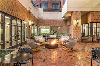 Hotel Exterior at Sheraton Suites Old Town Alexandria