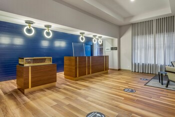 Reception area at Sheraton Suites Old Town Alexandria