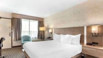 Standard Room, 1 King Bed, Non Smoking | Premium bedding, in-room safe, desk, blackout drapes