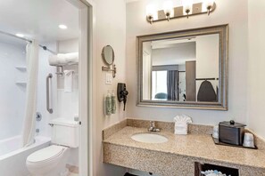 Habitación estándar, 1 cama de matrimonio grande, no fumadores | Baño | Ducha y bañera combinadas y cabezal de ducha tipo lluvia