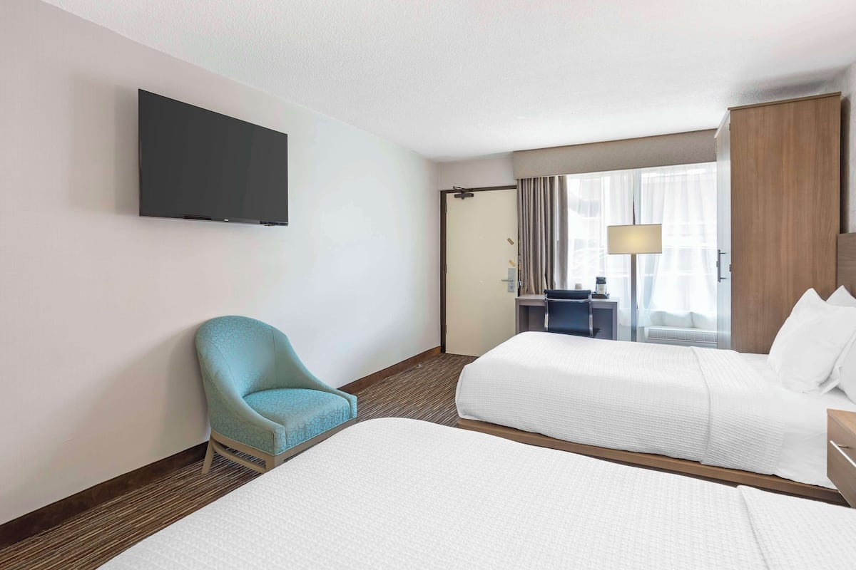 Chambre Standard, 2 lits doubles, accessible aux personnes à mobilité réduite, non-fumeurs | Literie de qualité supérieure, coffres-forts dans les chambres, bureau