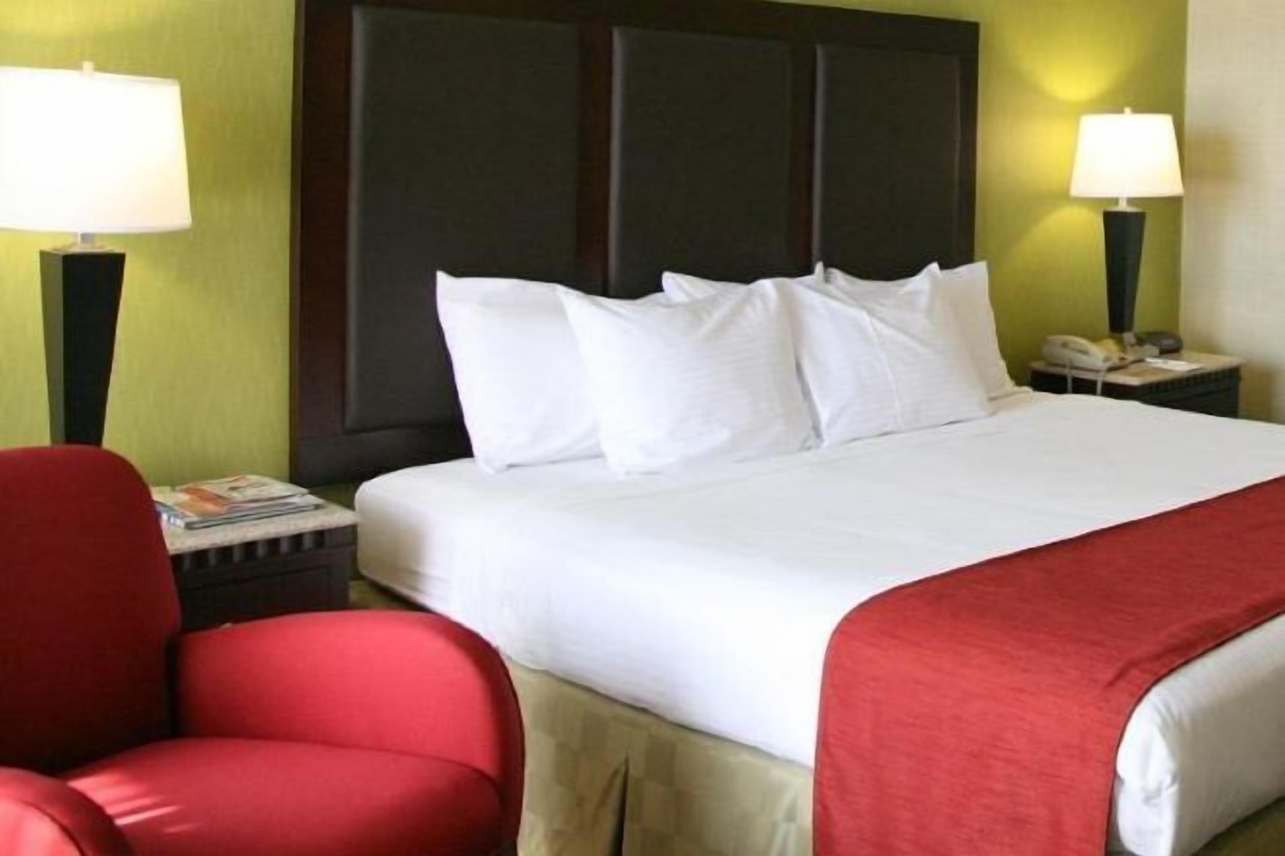 Premium bedding, in-room safe, desk, blackout drapes