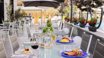 Petit déjeuner, déjeuner et dßner servis sur place