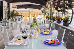 S'hi serveixen esmorzars, dinars, sopars i plats de cuina italiana 