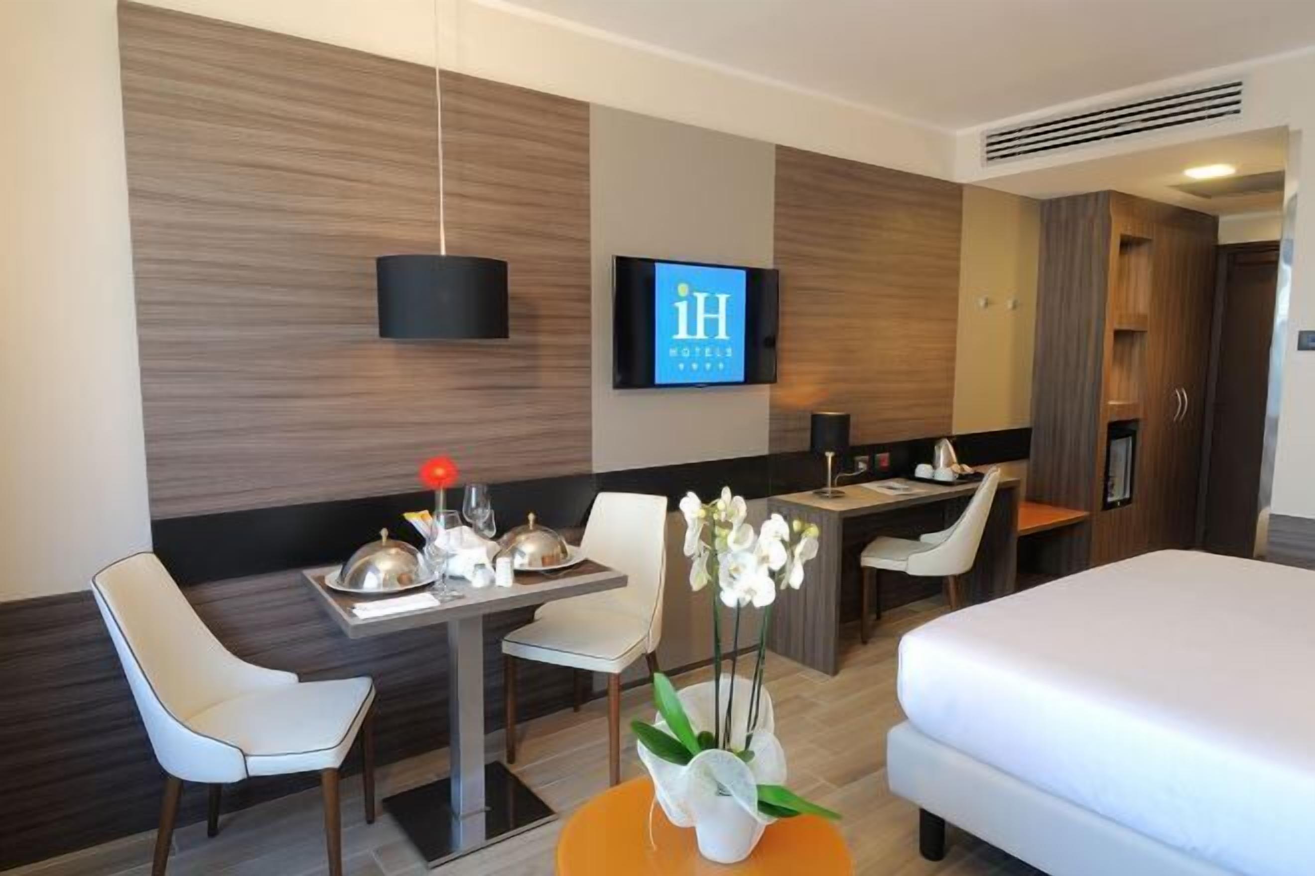 เครื่องนอนระดับพรีเมียม, ผ้านวมขนเป็ด, มินิบาร์, ตู้นิรภัยในห้องพัก