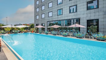 Una piscina al aire libre de temporada (de 08:00 a 20:00), tumbonas