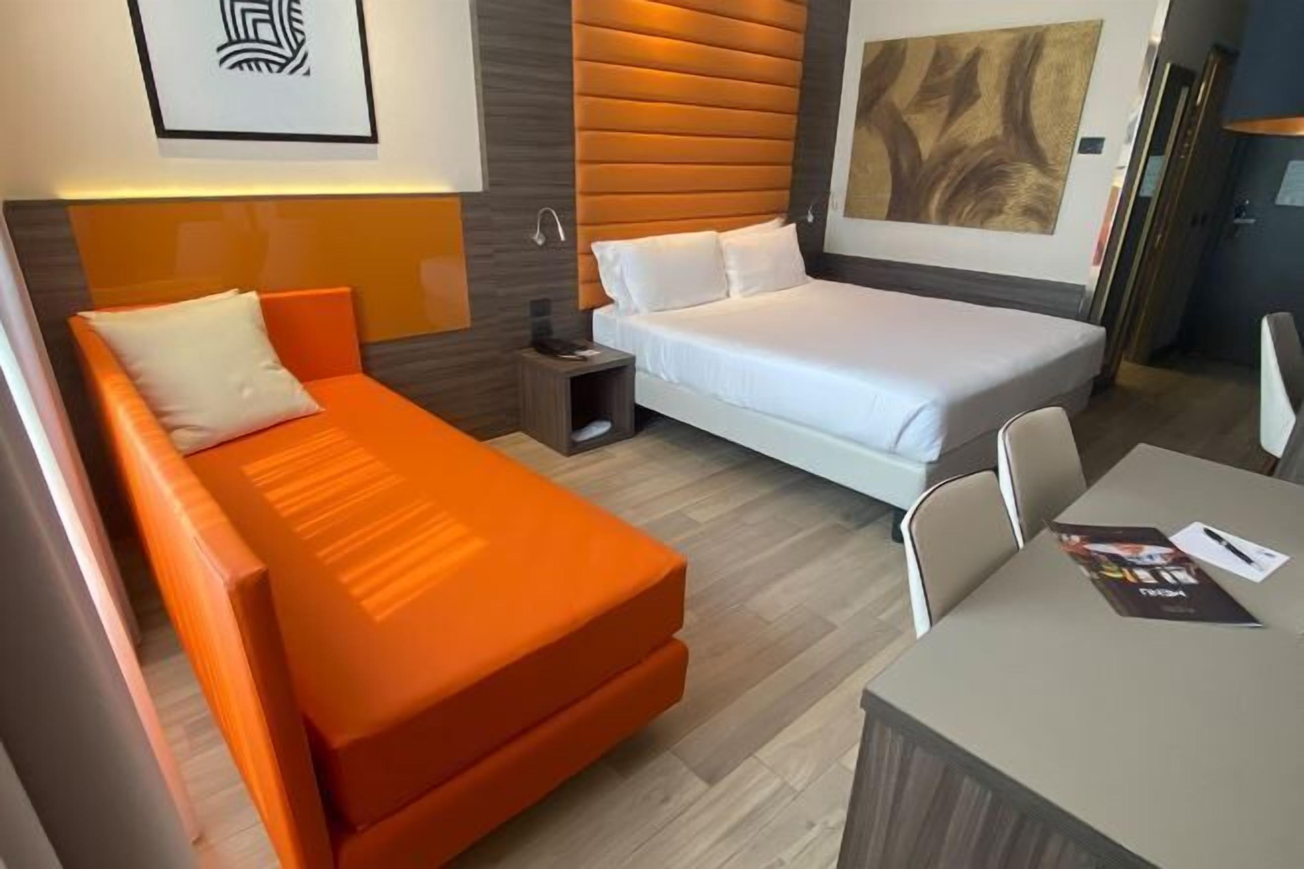 เครื่องนอนระดับพรีเมียม, ผ้านวมขนเป็ด, มินิบาร์, ตู้นิรภัยในห้องพัก