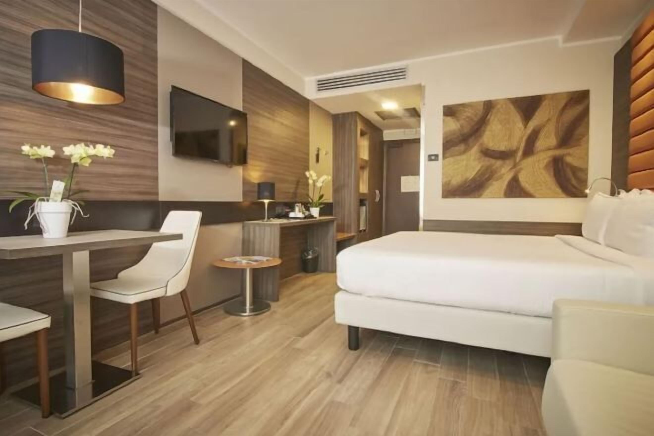 Ropa de cama de alta calidad, cubrecamas y minibar 