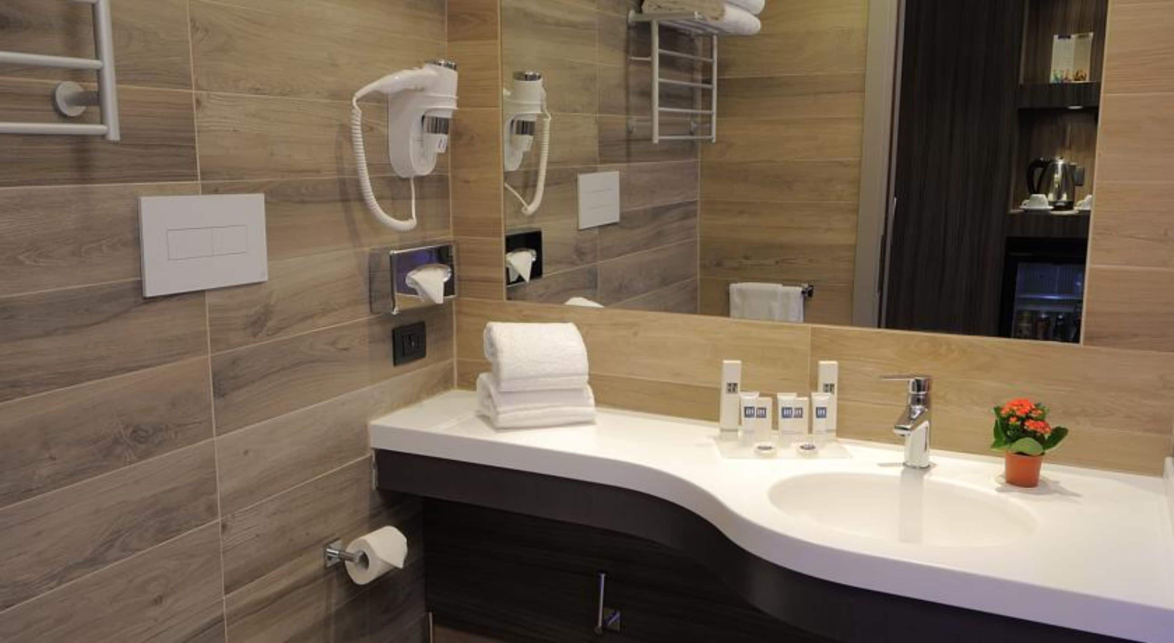 combined shower/bathtub, eco-friendly toiletries, hair dryer, towels
