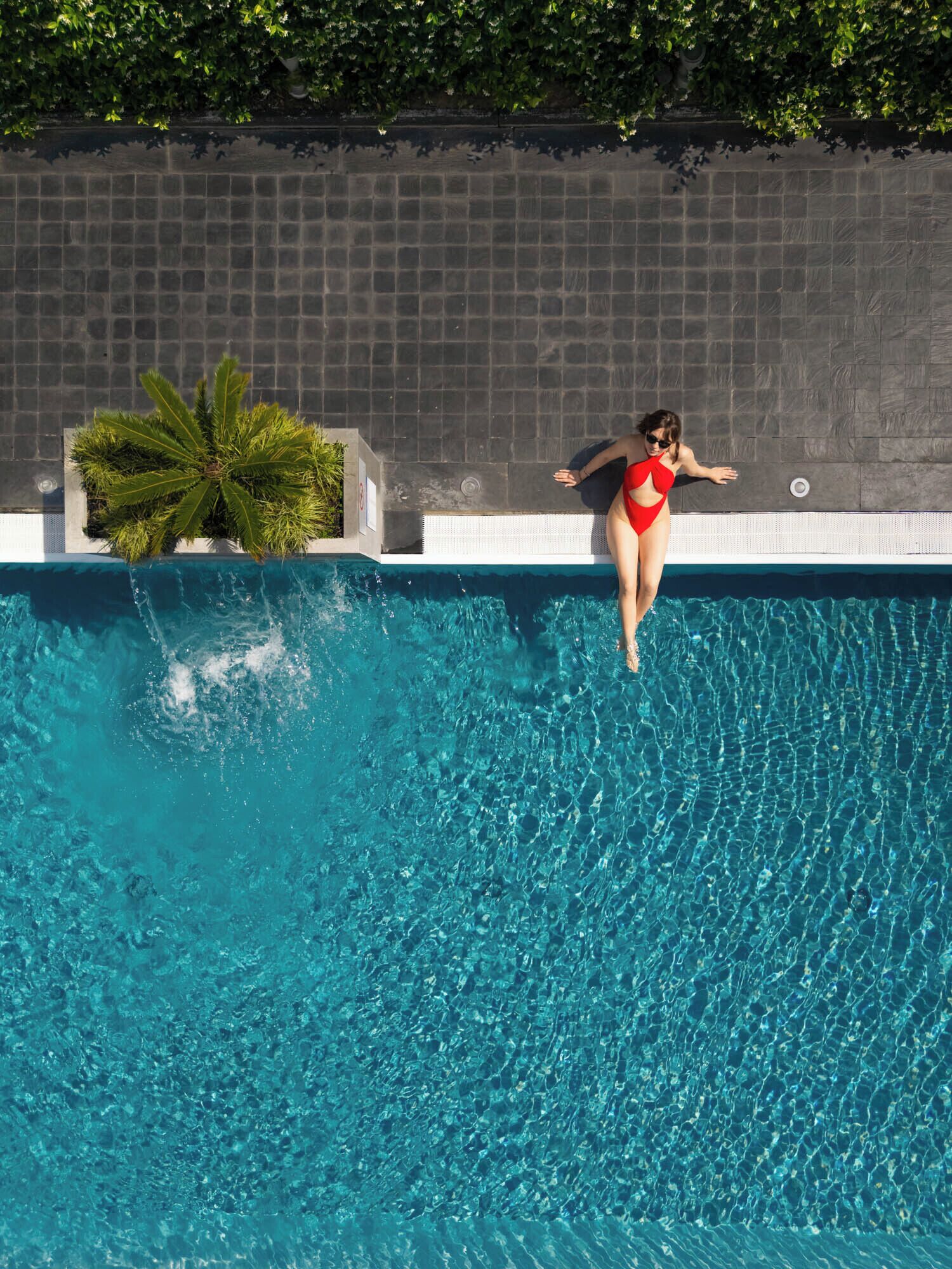 Una piscina al aire libre de temporada, sillones reclinables de piscina