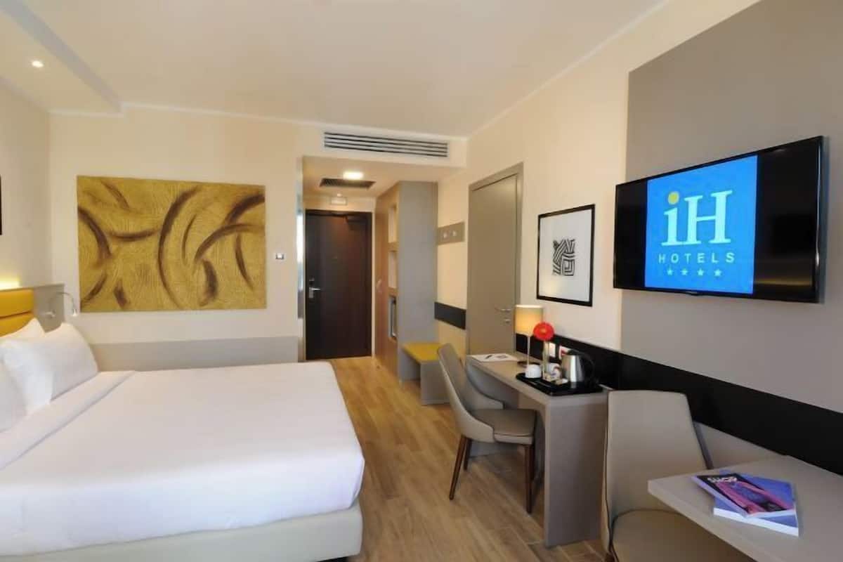 Premium bedding, down comforters, minibar, in-room safe