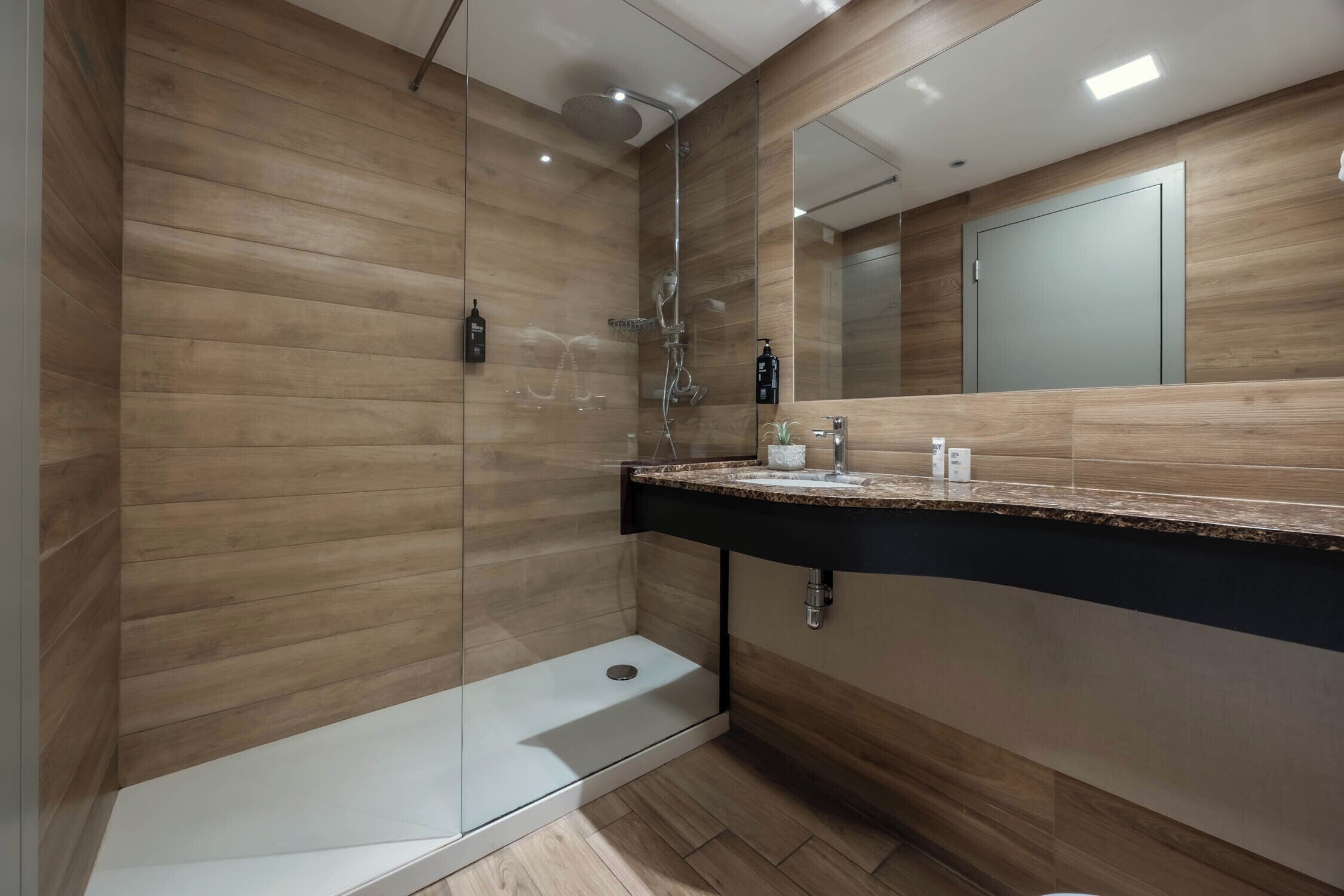 Ensemble douche/baignoire, articles de toilette écologiques