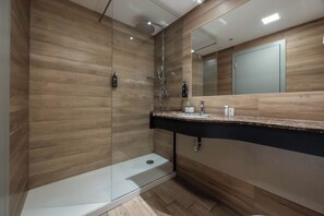 Combined shower/bathtub, eco-friendly toiletries, hair dryer, towels - iH Hotels Milano Lorenteggio (Milan)